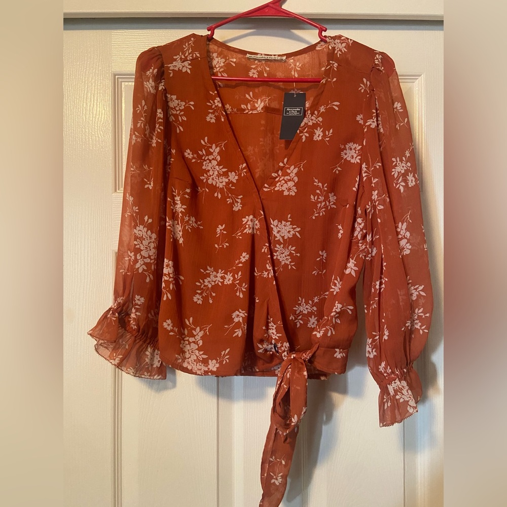 Abercrombie and Fitch cropped blouse. Size medium, NWT.